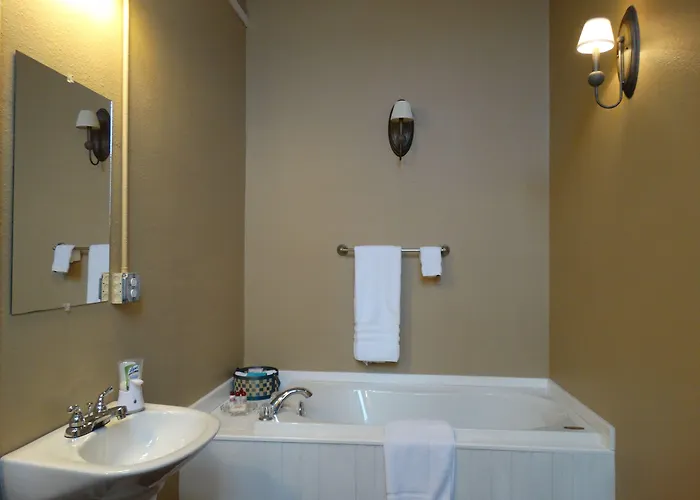 Davie School Hotel 4*
